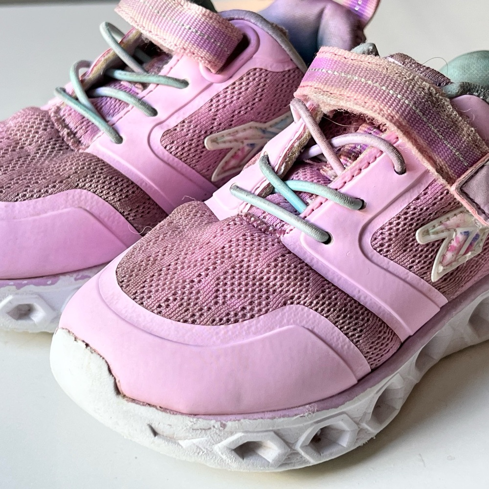 Girls SZ 8 Reebok LIGHT UP Pink Athletic Shoes!